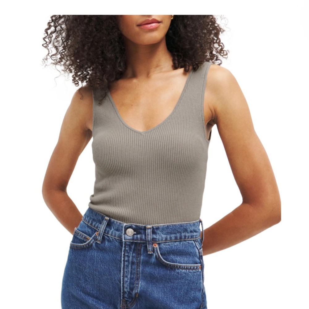 NWT Reformation Rib Crop Sweater Tank
CONCRETE, Size Medium
